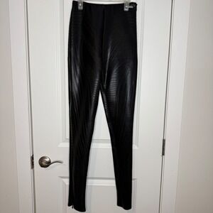MANIERE DE VOIR Black Faux Leather Textured Leggings Pants Size 8 Side Zip